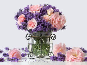 Lavendel und Rosen Blumenstrauß