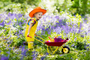 Kind Gartenarbeit
