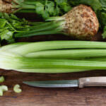 Sellerie: altes und gesundes Gemüse in Knollen- oder Stangenform
