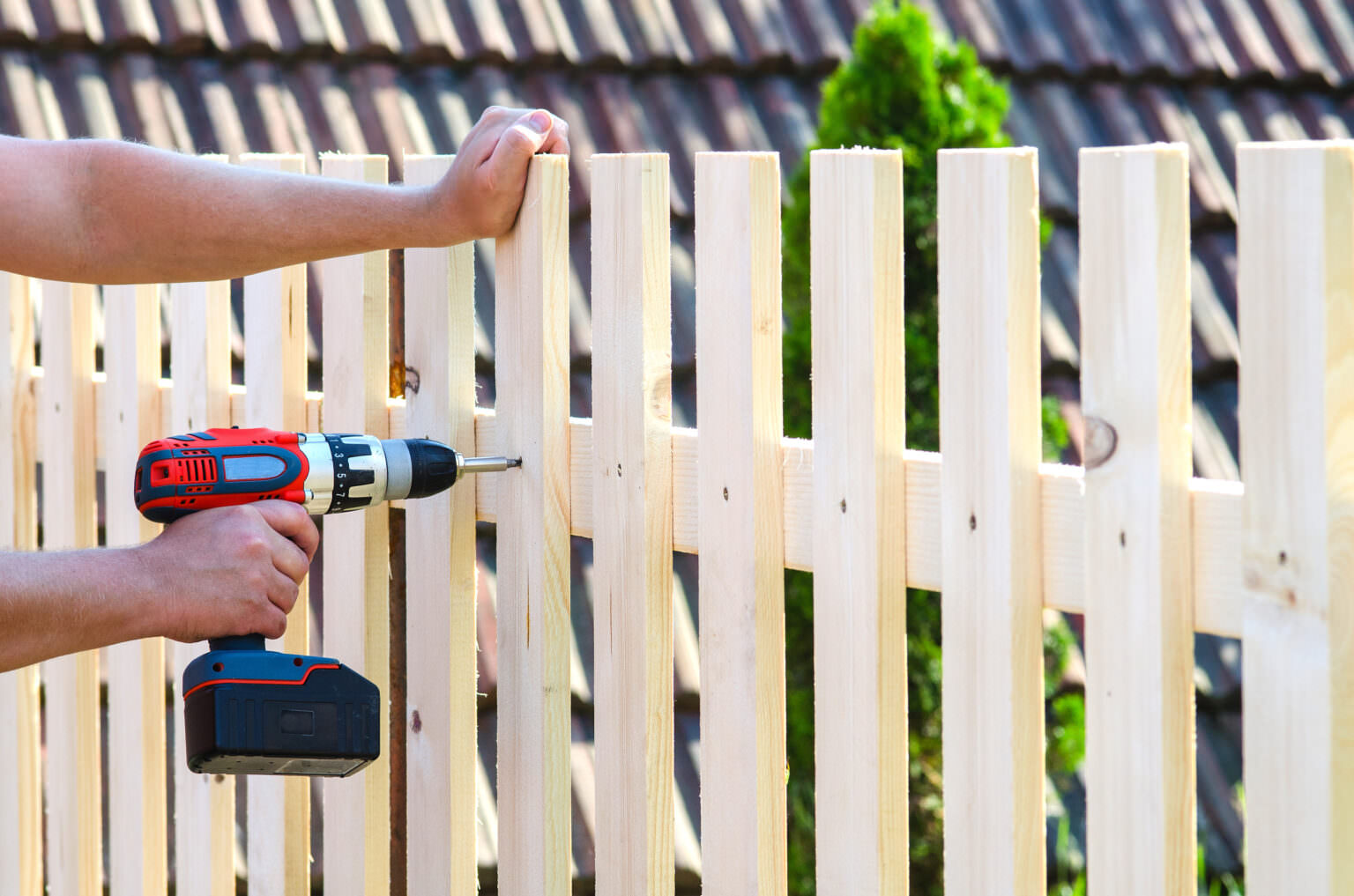 Zäune selber bauen So geht's Schritt für Schritt Samenhaus Gartenblog