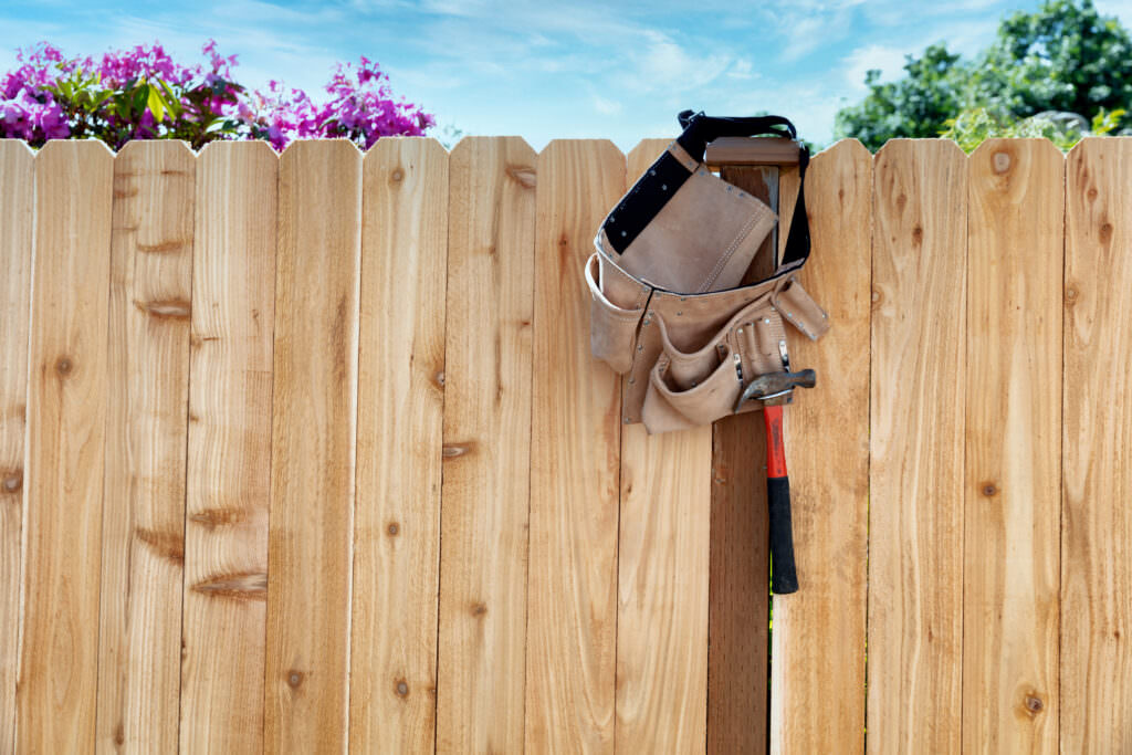 Zäune selber bauen So geht's Schritt für Schritt Samenhaus Gartenblog