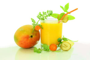 Smoothie mit Mango und Möhrengrün