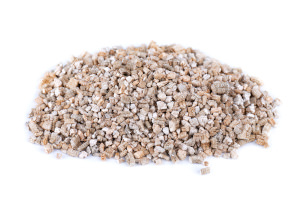 Vermiculit-Mineral in Würfelform, isoliert auf weißem Hintergrund.