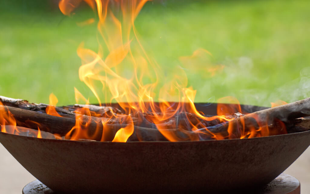 Feuerschalen im Garten – was ist erlaubt, was nicht?