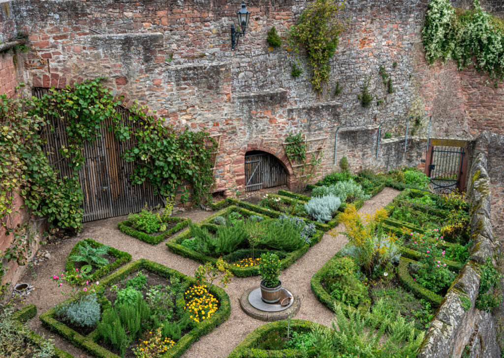 Klostergärten anlegen so wird Ihr Garten zum Heilkräutergarten