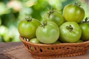 Grüne Tomaten im Korb