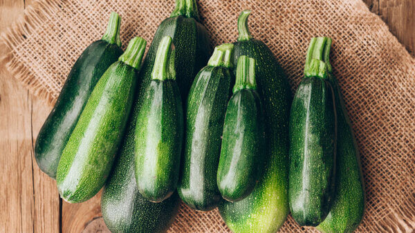 Zucchinis auf Tisch