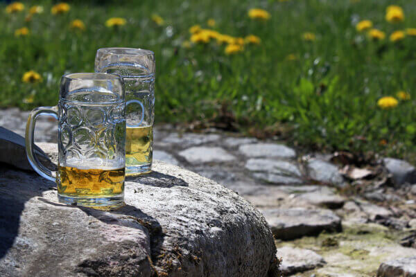 Bier auf Stein