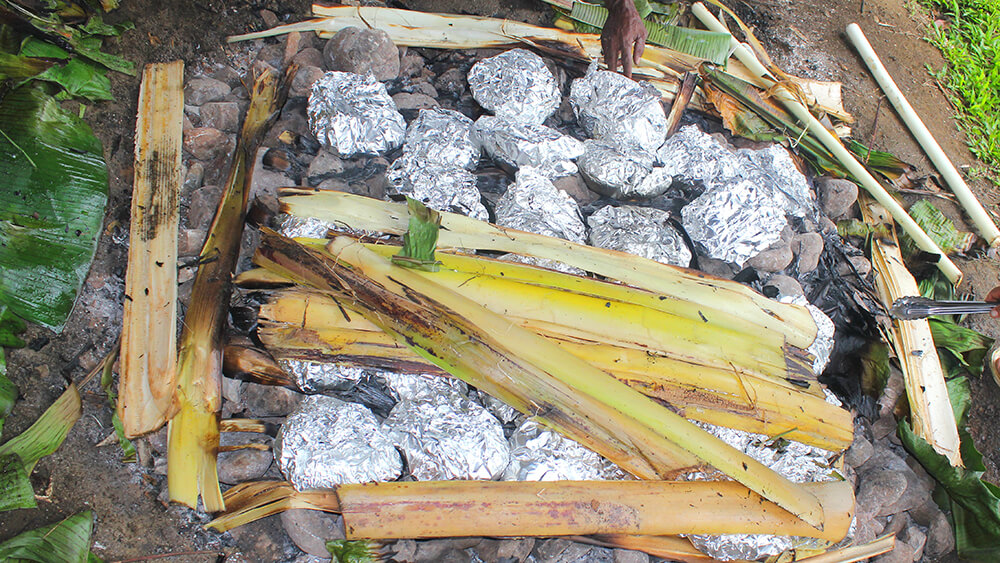 Kochen und Grillen im Erdloch – der neue Trend