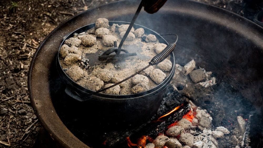 Dutch Oven auf dem Feuer