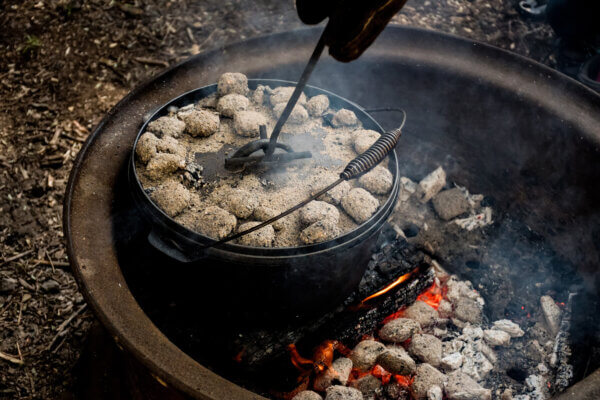 Dutch Oven auf dem Feuer