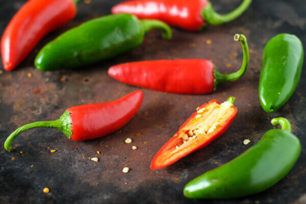 grüne und rote Jalapenos