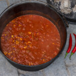 Chili Meets Dutch Oven: Perfekt für den Outdoor-Koch
