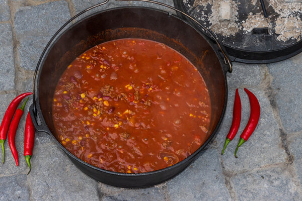 Dutch Ovens mit Chilis