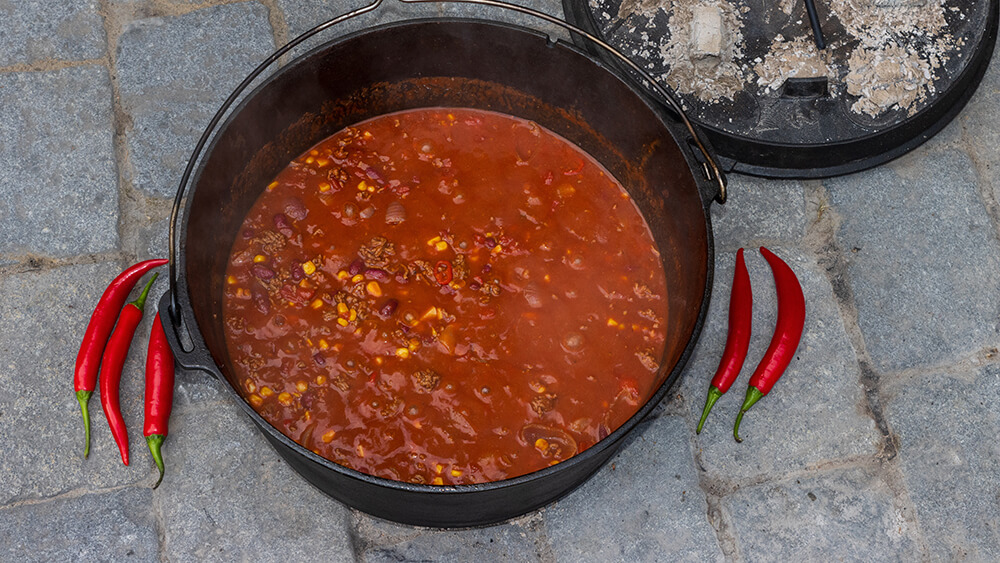Dutch Ovens mit Chilis