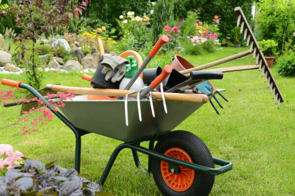 Gartenarbeit im Sommer