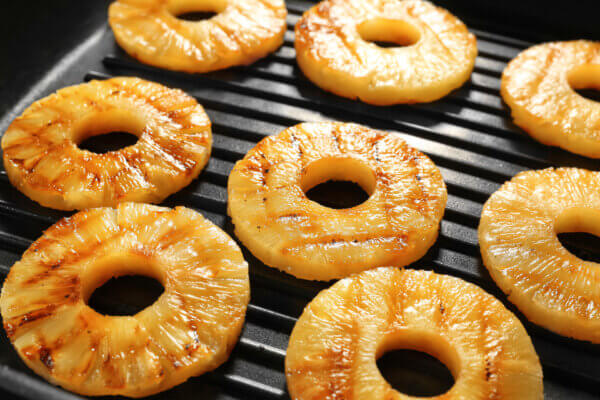 Ananas auf Grill