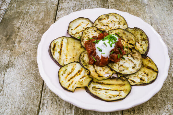Gegrillte Aubergine mit scharfer Tomatensauce und Joghurt