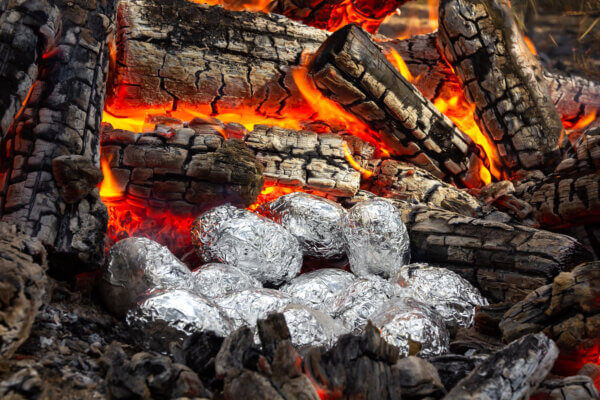 Grillkartoffeln in Glut
