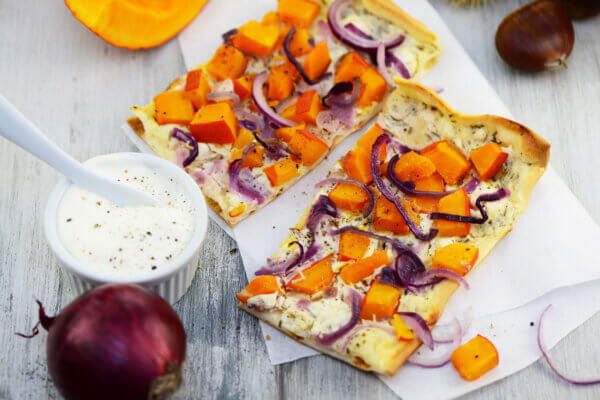 Pizza mit Kürbis, Ziegenkäse und Honig