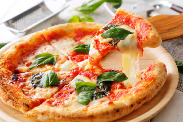 Tomaten-Basilikum-Pizza
