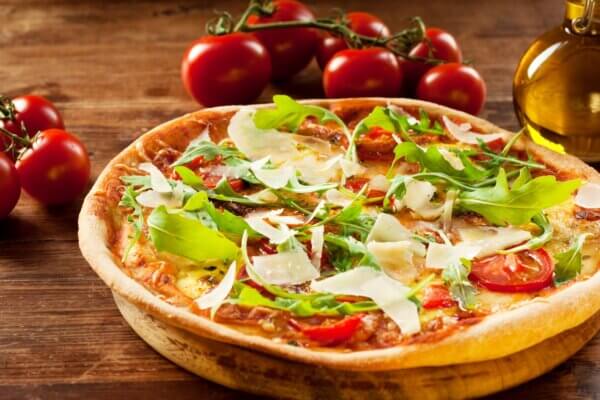 Rucola-Parmesan-Pizza