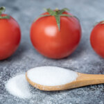 Tomaten mit Salzwasser gießen – macht Salz Tomaten wirklich aromatischer?